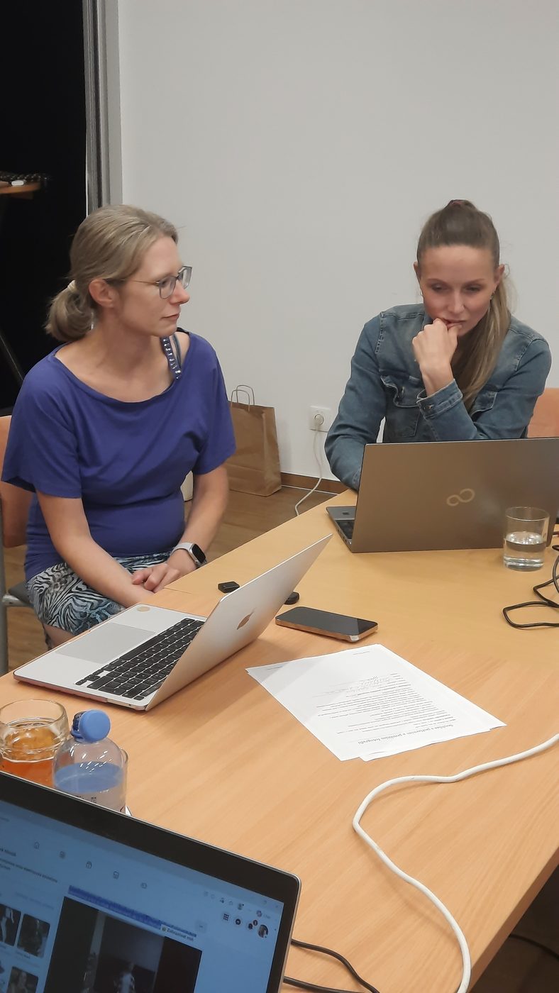 Individuální pomoc účastnici během workshopu